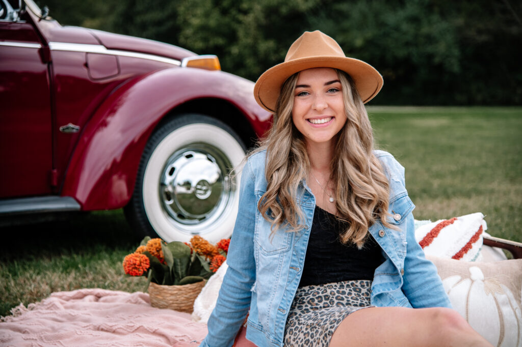 High school senior girl in fall outfit posing in Greenway Farms, Chattanooga TN - What to Wear for Your Senior Pictures – Seasonal Outfit Ideas for high school Seniors